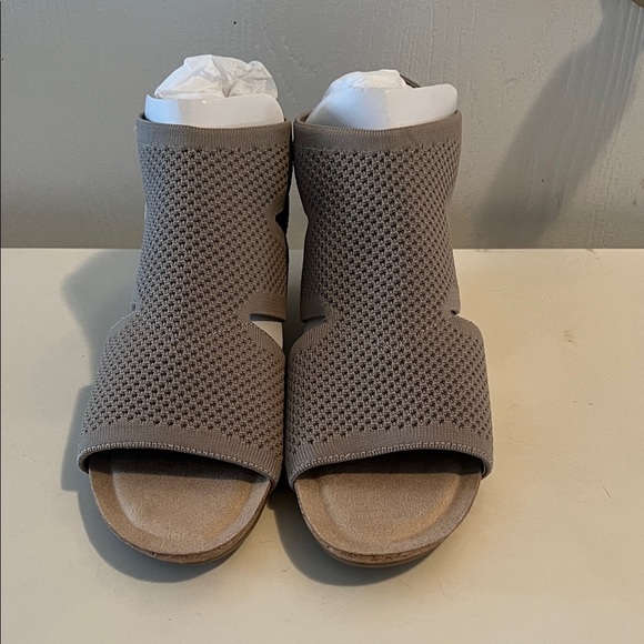 Croft & Barrow Women's Taupe Open-Toe Sandals - Picture 2 of 5